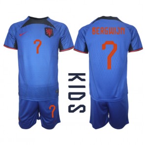 Nederländerna Steven Bergwijn #7 kläder Barn VM 2022 Bortatröja Kortärmad (+ korta byxor)